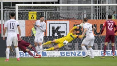 Bild: Alexander Scheuber/dpa
SV-Keeper Martin Fraisl (Mitte) wehrt einen der wenigen Regensburger Torschüsse ab.