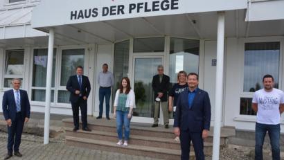 Bild: jr
Vertreter aus der Politik besuchten am Freitag das „Haus der Pflege“ des Kreisverbandes der Arbeiterwohlfahrt in Mitterteich. Mit dabei waren (von links) Landrat Roland Grillmeier, Bürgermeister Stefan Grillmeier, Jürgen Kirchmann (AWO), Projektleiterin Annalena Fink-Haydari, AWO-Kreisvorsitzender Edwin Ulrich, Geschäftsführerin Angelika Würner, MdB Uli Grötsch und AWO-Pflegedienstleiter Michael König.