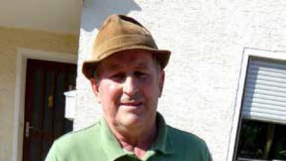 Bild: Kurt Engelhardt/exb
Matthias Seegerer zeigt stolz das von ihm entdeckte Mahlsteinstück, das er dem Nabburger Stadtmuseum übereignete.