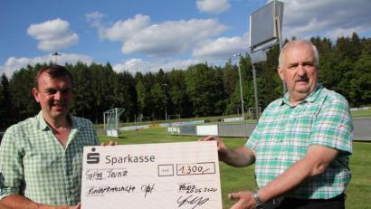 Bild: frd
FC-Vorsitzender Stephan Gäbl (links) übergab den symbolischen Scheck über 1300 Euro an Herbert Putzer, den Vorsitzenden der „Kinderkrebshilfe Oberpfalz Nord".