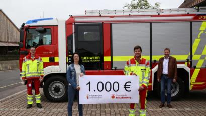 Bild: egl
Über 1000 Euro freute sich der Teamleiter der First-Responder Tobias Hirn (Zweiter von rechts) und Feuerwehr-Kommandant Armin Daubenmerkl (links). Die Leiterin der Kinderfeuerwehr Stefanie Gebhard (Zweite von links) überreichte ihnen das Geld im Beisein von Bürgermeister Alwin Märkl (rechts).