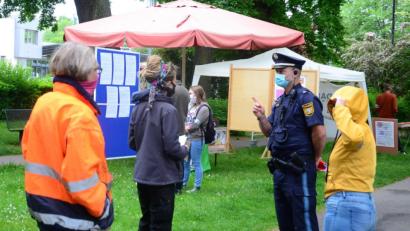 Bild: Kunz
Vor Beginn der Mahnwache für eine humane Flüchtlingspolitik in der Kurt-Schumacher-Anlage Weiden wies die Polizei die Veranstalter auf die Vorschriften hin.