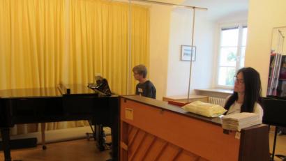 Bild: aks
Tröpfchenschutz und Zweitklavier sichern die Unterrichtsstunde von Lisa Milyukova und Schüler Lennard Dannehl.