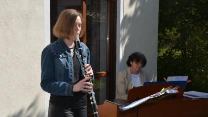 Bild: jr
Franka Plößner (Klarinette) und Christine Schlenk (Keyboard) umrahmten den Himmelfahrtsgottesdienst der Evangelischen Kirchengemeinde Mitterteich im Freien. Danach gaben beide Musikerinnen ein kurzes Konzert.