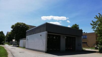 Bild: dhi
Das alte Feuerwehrhaus - es soll abgebrochen werden und Platz für ein Gemeinschaftshaus mit Mehrzweckhalle machen