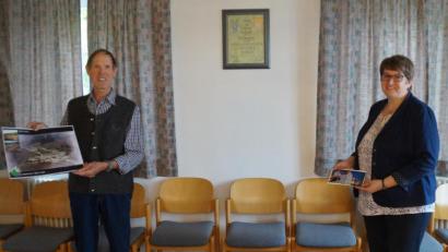 Bild: weu
Bürgermeisterin Anita Forster gratulierte Johann Köppl zu seinem 70. Geburtstag und dankte ihm für sein fast übermenschliches Engagement für die Gemeinde.