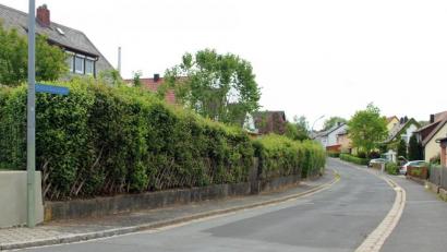 Bild: stg
In der Kemnather Sudetenlandstraße ist nicht nur das Schild recht mitgenommen: Für 730.000 Euro soll die Straße komplett saniert werden - Wasser und Kanal inklusive.