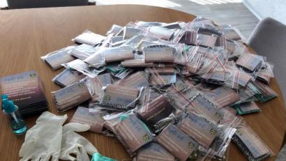 Bild: lgc
Einzel verpackt, mit Hinweisen versehen und in den verschiedensten farbigen Mustern werden die Masken den über 60-jährigen Gemeindebürgern zur Verfügung gestellt.