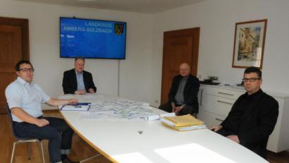 Bild: Christine Hollederer
Über anstehende Straßenbauprojekte im Landkreis Amberg-Sulzbach sprachen (von rechts): 
Baudirektor Stefan Noll und der Leiter des Staatlichen Bauamts Amberg-Sulzbach, Henner Wasmuth, Landrat Richard Reisinger und Matthias Kolb, Leiter des Tiefbauamts am Landratsamt Amberg-Sulzbach.