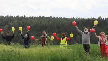 Bild: Kunz
Mit bunten Luftballons demonstrieren Bürger in Weiden gegen den Südost-Link.