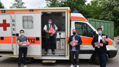 Bild: hcz
Severin Hirmer (links) und Michael Schmid (Zweiter von rechts) von Rotaract übergaben 100 Restaurantgutscheine an BRK-Kreisgeschäftsführer Sandro Galitzdörfer (rechts) und Wachleiter Bernhard Kick (im Rettungswagen).