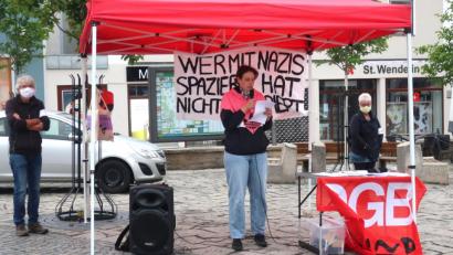 Bild: Hirsch
„Man kann den aktuellen Maßnahmen kritisch gegenüber stehen, ohne Verschwörungstheorien zu verfolgen“, sagte DGB-Jugendsekretärin Andrea Huber (Mitte) bei der Kundgebung auf dem Schwandorfer Marktplatz.