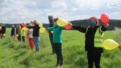 Bild: Kunz
Mit bunten Luftballons demonstrieren in zwei Reihen in einem Abstand von 50 Metern Trassengegner gegen den Süd-Ost-Link. Die Formation wurde nicht ohne Grund gewählt: Sie entspricht in etwa den Ausmaßen der Trasse.