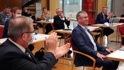 Bild: Stephan Huber
Beifall vom CSU-Bürgermeister Martin Preuß für den ÖDP-Kandidaten Franz Badura. Die neue Zusammenarbeit im Stadtrat macht es möglich.