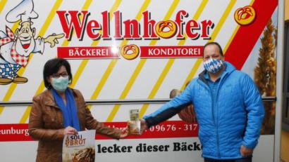 Bild: Frauenbund Winklarn/exb
Das Foto zeigt Monika Bösl mit Bäckermeister Sebastian Wellnhofer bei der Spendenübergabe.
