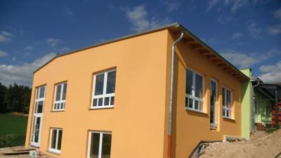 Archivbild: Houschka
Ab 2016 wurde der Kindergarten in Högling erweitert. Doch damals ließ sich nicht absehen, dass es schon nach wenigen Jahren Platzbedarf für eine zweite Krippengruppe geben würde. So steht die Gemeinde Fensterbach nun vor einer erneuten Herausforderung mit Blick auf den Raumbedarf.