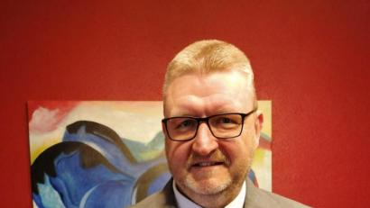 Bild: exb
Vorsitzender Klaus Schuster mit der neuen Satzung.