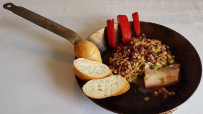 Bild: Gramolla
Cowboy-Bohnen aus der Pfanne, das war ein Lieblingsgericht von Marille Gramollas Kindern. Die sind längst erwachsen. Aber die "Bohnakern" kocht die Mutter immer noch regelmäßig.