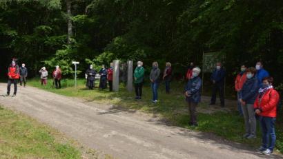 Bild: jr
In Sicherheitsabstand nahmen die Gläubigen am Sonntagnachmittag an der Maiandacht an der Kapelle im Walderlebnispfad teil.