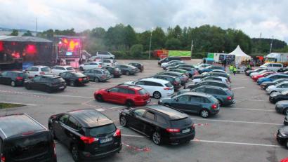 Bild: stg
In Reih und Glied waren die Autos angeordnet, um den Blick zur Bühne zu sichern - diese Art des Kulturgenusses soll es auch weiterhin geben.