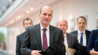 Archivbild: Matthias Balk/dpa
Thomas Petri, Landesbeauftragter für den Datenschutz, sieht Live-Übertragungen von Bürgerversammlungen im Internet kritisch.