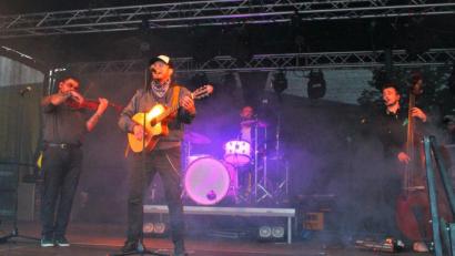 Bild: stg
Die Jungs von "Django 3000" sorgten beim ersten Autokonzert in der Region für feurige Unterhaltung