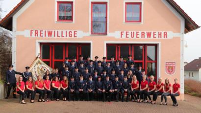 Bild: Karl Erb/exb
Auch das Jubiläumsfoto „150 Jahre Feuerwehr Gebenbach-Kainsricht“ stand bereits.
Festausschuss, Festdamen, Fahnenabordnung und die Mitglieder waren auf das 150-jährige Gründungsjubiläum bestens eingestimmt.