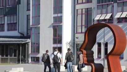 Bild: Wolfgang Steinbacher
Campus-Szene in Weiden: Wissen ist das Fundament, auf dem die berufliche Zukunft gründet.