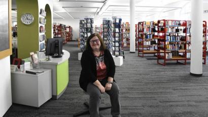 Bild: Petra Hartl
Leiterin Bettina Weisheit freut sich, dass die Stadtbibliothek wieder offen ist und auch genutzt wird.