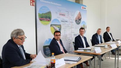Bild: Gerhard Götz
Bundestagsabgeordneter Karl Holmeier, Staatssekretär Klaus Holetschek, DB-Konzernbevollmächtiger Klaus-Dieter Josel, DB-Projektleiter Matthias Trykowski, und Achim Saßmannshausen, Leiter Bahnstromleitungen DB Energie (von links) erläuterten die Pläne.