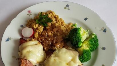 Bild: Gramolla
Mit Schinken und Käse überbacken, dazu Spätzle und Broccoli – so werden die Salbei-Lendchen serviert.