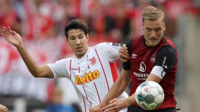 Bild: Daniel Karmann/dpa
Schon im Hinspiel im Oktober 2019 lieferten sich Regensburgs Marcel Correia (links) und Hanno Behrens giftige Zweikämpfe. Am Dienstag steigt das Rückspiel in der Oberpfalz.
