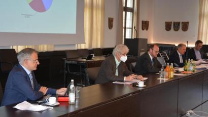 Bild: jr
Bei der Verbandsversammlung der Steinwaldgruppe dabei waren der neue Tirschenreuther Landrat Roland Grillmeier (von links), der verabschiedete Landrat Wolfgang Lippert, Verbandsvorsitzender Landrat Andreas Meier, Geschäftsleiter Bernhard Eigner und Betriebsleiter Matthias Götz.