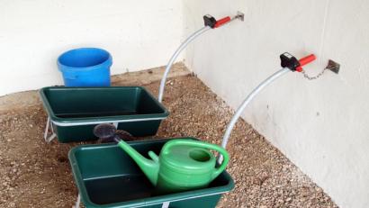 Bild: jma
Diese Wagen können die Besucher des Eschenbacher Friedhofs ab sofort nutzen.