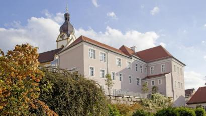 Bild: Herbert Bürger/exb
Im restaurierten Pfleghof der Stadt Schwandorf warten die restaurierten Räume der Volkshochschule auf den Wiederbeginn des Kursbetriebs.