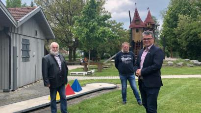 Bild: Ulrike Meixner/exb
Bürgermeister Martin Birner, Kioskpächter Hans Brunner und Stadtparkbeauftragter Georg Bottenhofer (von rechts) nahmen die Neuerungen in Augenschein. Sie hoffen auf eine gute Saison im Stadtpark.