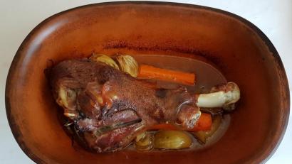 Bild: Gramolla
Alles gart in einem Topf, ohne dass man sich drum kümmern muss: Putenkeule im Römertopf ist ein Rezept-Vorschlag (nicht nur) für alle, die nicht kochen können.