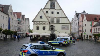 Bild: Kunz
Vorbeugend waren die Polizeikräfte mit vier Einsatzwagen vor dem Alten Rathaus in Stellung gegangen. Die angemeldeten Demonstrationen aber fanden im Max-Reger-Park und am Woodstock-Hügel statt.