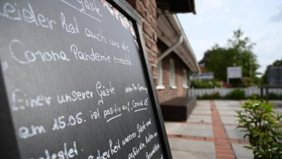 Bild: Lars-Josef Klemmer
Ein Schild mit der Aufschrift „Leider hat auch uns die Corona Pandemie erreicht“, steht vor dem Restaurant „Alte Scheune“ in Moormerland. Foto: Lars-Josef Klemmer/dpa