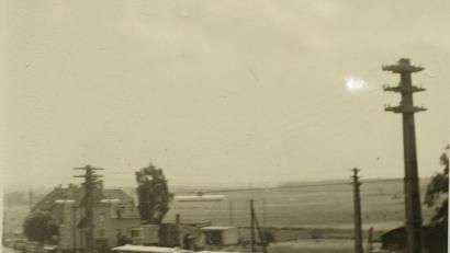 Archivbild: Siegfried Fuchs/exb
Dieses Bild entstand Anfang der 50er Jahre: Es zeigt einen in Richtung Bärnau fahrenden Schienenbus mit Gepäckanhänger, die Einmündung der Falkenberger in die Mitterteicher Straße, durchkreuzt von zwei Bahngleisen.