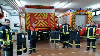 Bild: bey
Bürgermeister Sebastian Hartl (Zweiter von links) übergibt stellvertretend den Feuerwehrkommandanten Manuel Scheidler (links) sowie Daniel Müller und Michael Klaschka (von rechts) die neuen Schutzhosen gegen Flammen und Hitze für die Atemschutzträger. Dafür investierte der Markt Luhe-Wildenau rund 21.000 Euro.
