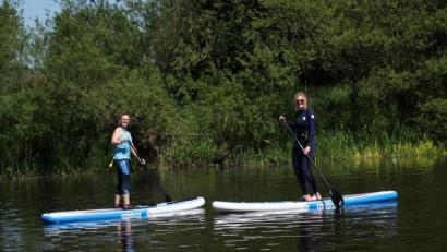 Bild: exb
Für Jugendliche und Erwachsene in der kirchlichen Jugendarbeit gibt es künftig im Landkreis Amberg-Sulzbach die Möglichkeit zum Stand-up-Paddeling. Die Jugendreferentinnen Linda Lichtenberg (links) und Madeleine Gräf haben die Wassersportgeräte bereits getestet.