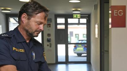 Bild: Petra Hartl
In der Polizeiinspektion in Amberg werden viele Hygiene-Maßnahmen ergriffen. Gleich am Eingang desinfizieren die Beamten ihre Hände.