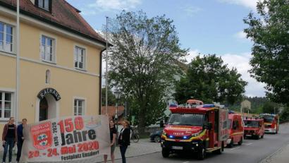 Bild: Feuerwehr Ensdorf
In den motorisierten Ersatz-Festzug reihten sich nicht nur zwei Fahrzeuge der Feuerwehr Ensdorf, die am Sonntag eigentlich mit einem klassischen Festzug ihr 150. Jubiläum gefeiert hätte, ein. Auch je mit einem Feuerwehrauto waren die Wehren Thanheim und Wolfsbach vertreten. Am Rathaus standen die Festdamen und jubelten dem kleinen Konvoi zu.