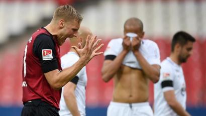 Bild: Matthias Hangst/dpa
Das gibt's doch nicht: Hanno Behrens (links) vom 1. FC Nürnberg ärgert sich im Aue-Spiel über eine vergebene Chance.