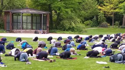 Bild: exb
Die Muslime von Weiden trafen sich am Sonntag zum gemeinsamen Gebet im Max-Reger-Park.