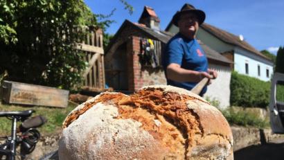 Bild: gri
Außen knusprig, innen weich: Mehr als 100 Brote hat der Heimat- und Kulturverein Freudenberg an Christi Himmelfahrt gebacken.