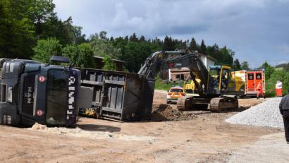 Bild: bö
Der Lastwagen kippte beim Abladen in Malsbach auf die Seite.
