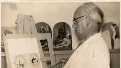 Bild: lg
Lorenz Lehner 1953 in seinem Atelier in der Karfreitagsgasse. An der Staffelei entwarf er Embleme für den neu gegründeten Verein der Fotofreunde.