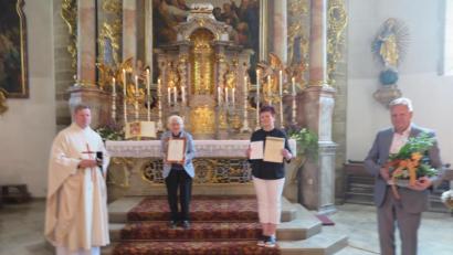 Bild: jzk
Stadtpfarrer Thomas Kraus (links), Kirchenpfleger Reinhard Herr und PGR Sprecherin Sigrid Reger-Scharf (von rechts) verabschiedeten Maria Fick und ehrten sie für ihre langjährige kirchenmusikalische Tätigkeit.